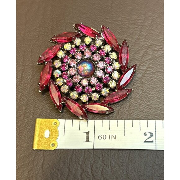 UNSIGNED BEAUTY! Vintage Fuchsia Red & Pink AB Rhinestone Pinwheel Circle Brooch - Picture 7 of 8